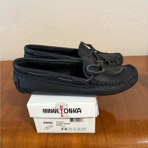 Minnetonka size 7.5 driving Mocs NIB
